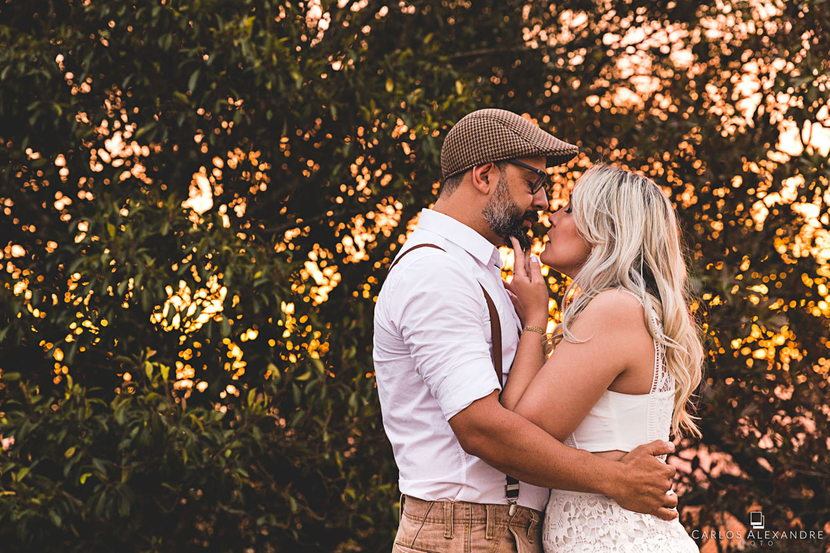 lindo beijo apaixonado do casal ao mais lindo por do sol em seu ensaio de pré casamento em são thomé das letras MG fotógrafo em três corações carlos alexandre foto