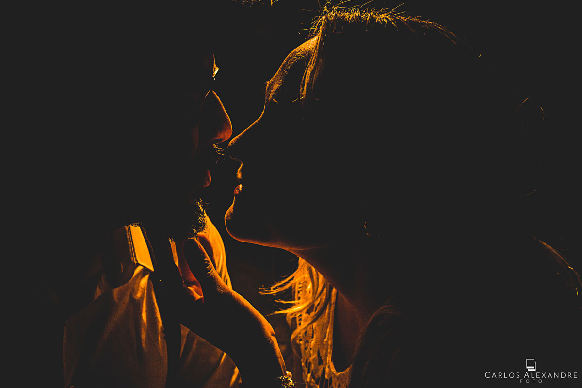 linda foto contra luz com cores quentes que representam o casal em seu ensaio de pré casamento em são thomé das letras MG fotógrafo em três corações carlos alexandre foto