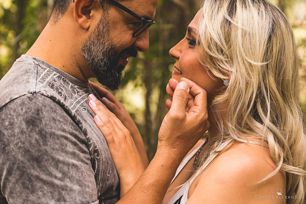 carinho e olhar em uma bela foto dos namorados em seu ensaio de pré casamento em são thomé das letras MG fotógrafo em três corações carlos alexandre foto