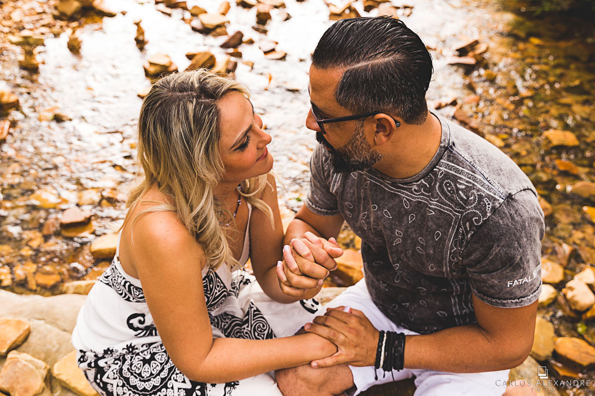 mãos dadas com força e proteção ao casal  em seu ensaio de pré casamento em são thomé das letras MG fotógrafo em três corações carlos alexandre foto
