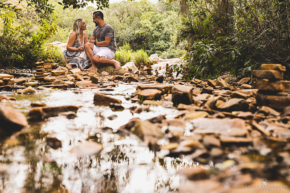 bela paisagem de cachoeira e pedras  em seu ensaio de pré casamento em são thomé das letras MG fotógrafo em três corações carlos alexandre foto