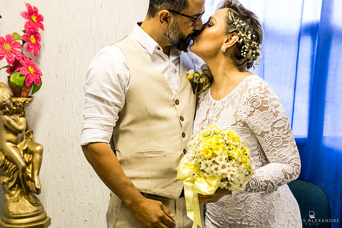 belo beijo do casal apaixonado logo após a cerimônia fotografo de casamento três corações mg carlos alexandre foto casamento em são thomé das letras sul de minas