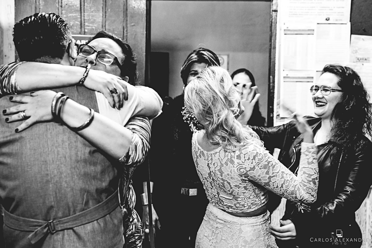 convidados emocionados dando parabens a casal pela cerimonia fotografo de casamento três corações mg carlos alexandre foto casamento em são thomé das letras sul de minas