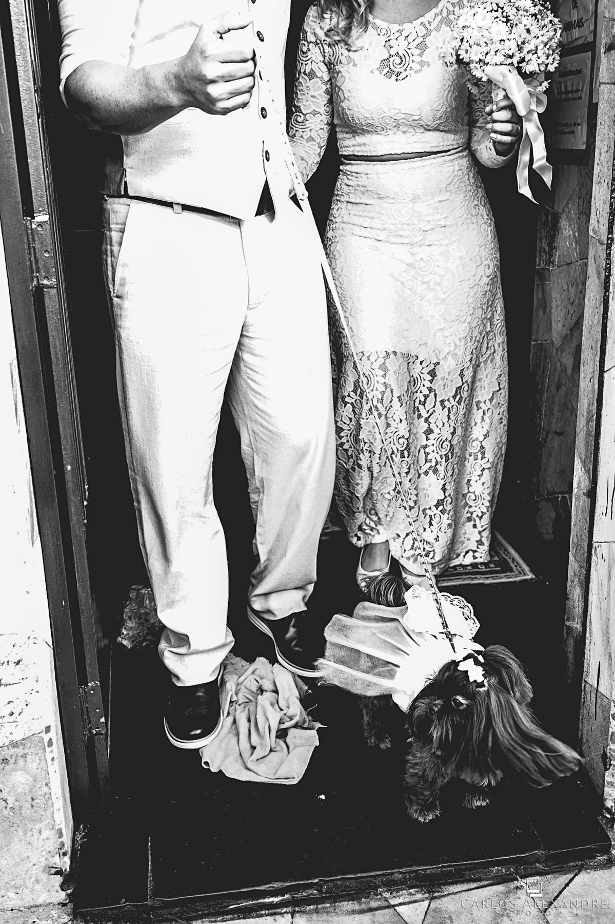 noivos recem casados saindo com sua cachorrinha com os pelos ao vento fotografo de casamento três corações mg carlos alexandre foto casamento em são thomé das letras sul de minas