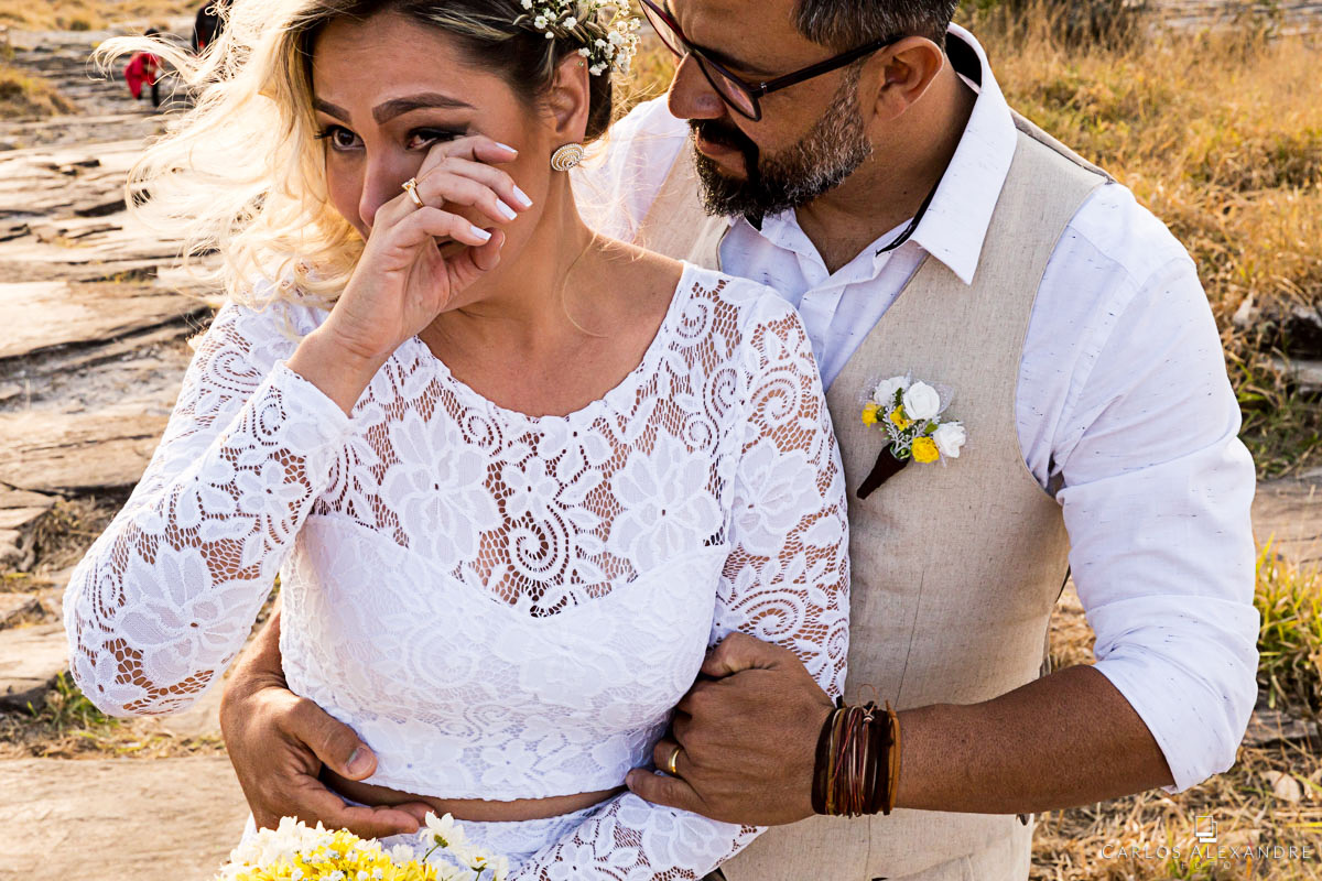 noiva não segura as lágrimas e chora junto ao seu esposo fotografo de casamento três corações mg carlos alexandre foto casamento em são thomé das letras sul de minas