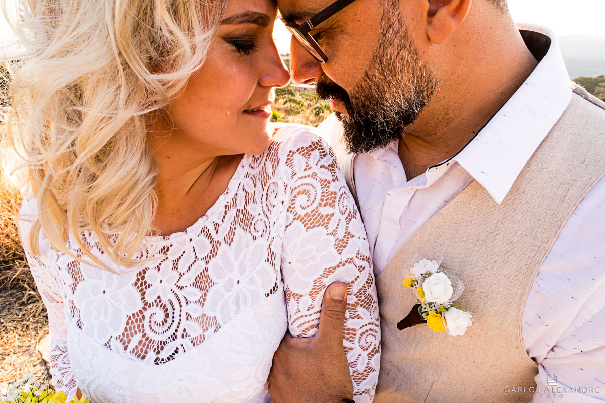 marido e mulher emocionados e entregues à felicidade da vida fotografo de casamento três corações mg carlos alexandre foto casamento em são thomé das letras sul de minas