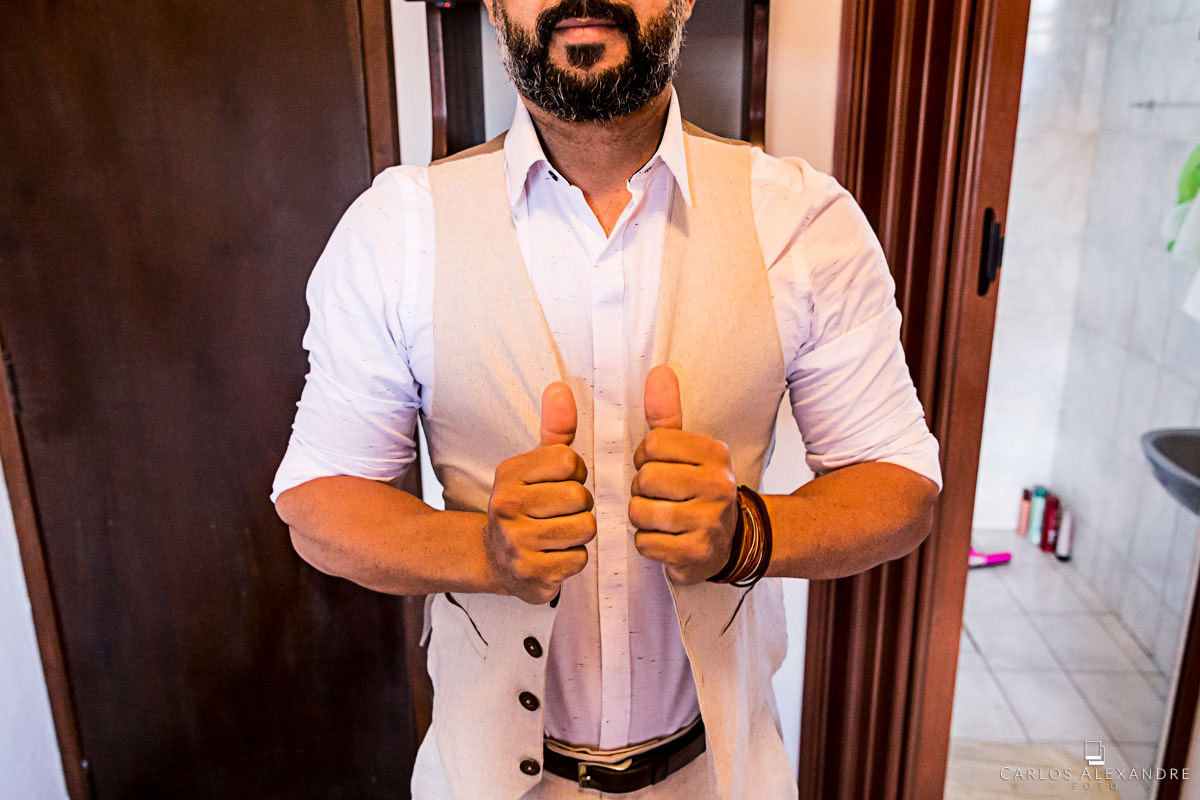 making of do noivo se arrumando com o seu colete vintage fotografo de casamento três corações mg carlos alexandre foto casamento em são thomé das letras sul de minas