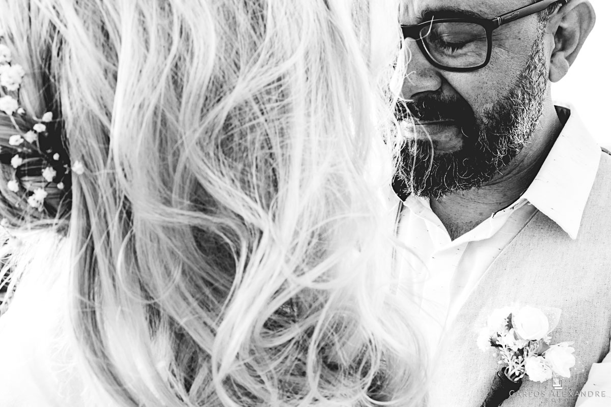 noivo não contém e vai às lagrimas nas fotos do ensaio após a cerimônia fotografo de casamento três corações mg carlos alexandre foto casamento em são thomé das letras sul de minas