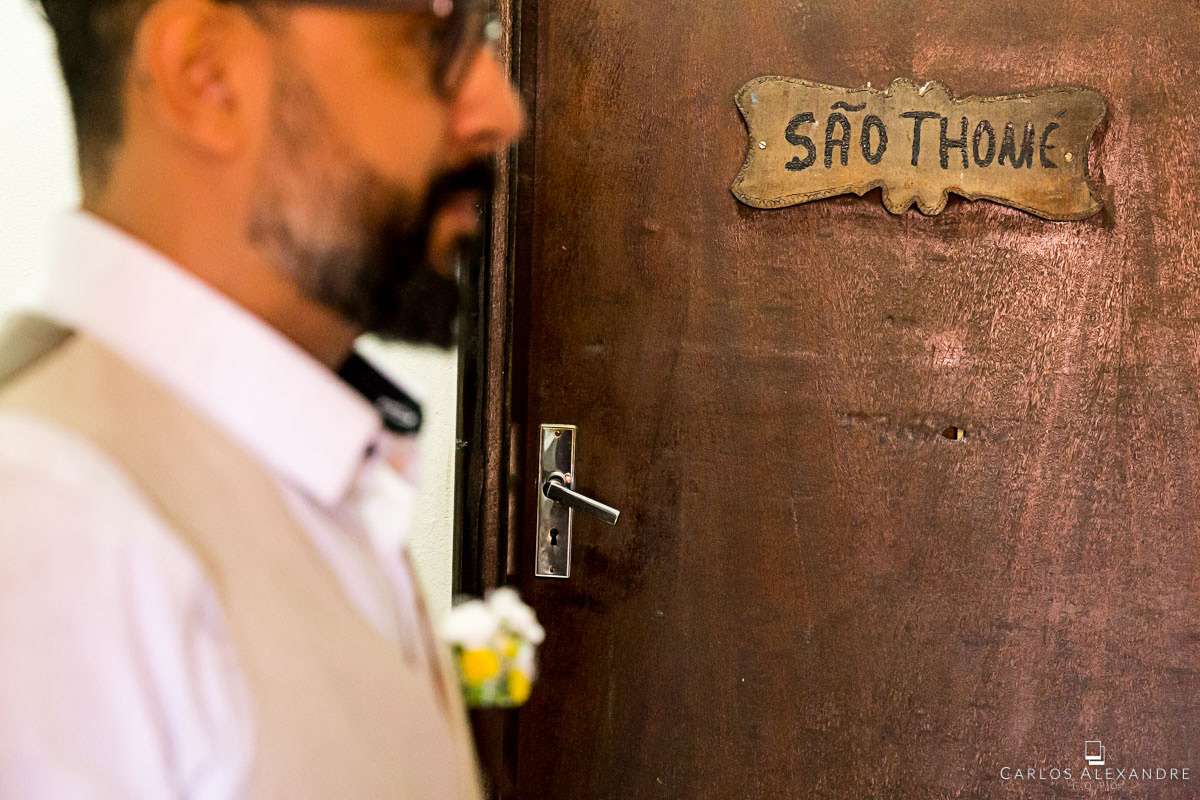 últimos preparos do noivo antes de ir para o cartório fotografo de casamento três corações mg carlos alexandre foto casamento em são thomé das letras sul de minas