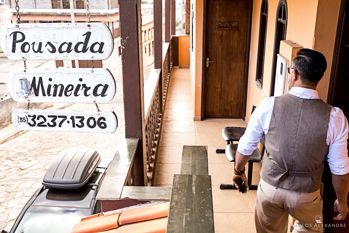 noivo saindo da pousada para se casar  fotografo de casamento três corações mg carlos alexandre foto casamento em são thomé das letras sul de minas