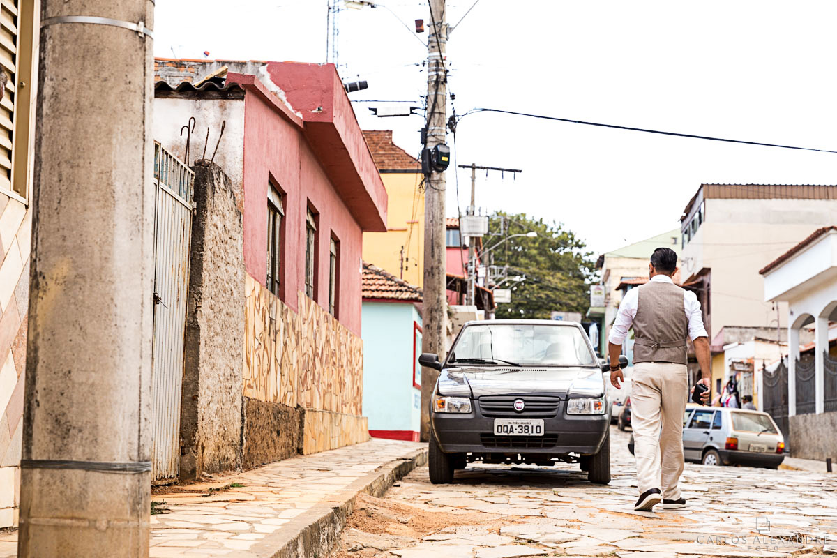 noivo indo para o cartório fotografo de casamento três corações mg carlos alexandre foto casamento em são thomé das letras sul de minas