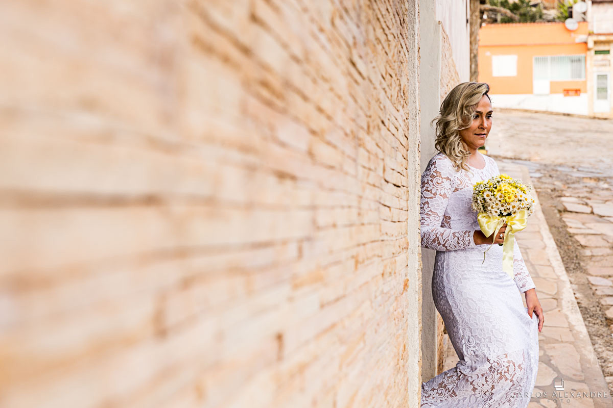 noiva toda de branco indo para o cartório fotografo de casamento três corações mg carlos alexandre foto casamento em são thomé das letras sul de minas