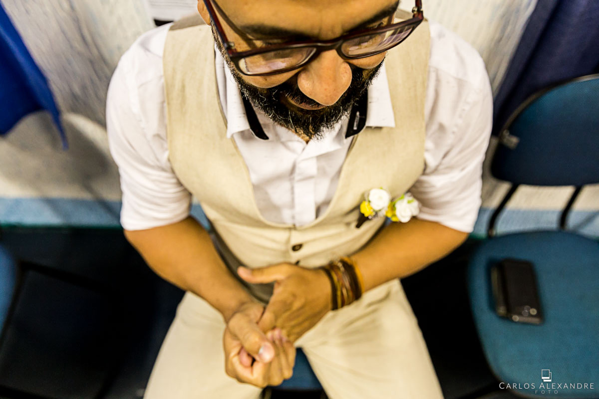 noivo ansioso à espera de sua noiva fotografo de casamento três corações mg carlos alexandre foto casamento em são thomé das letras sul de minas