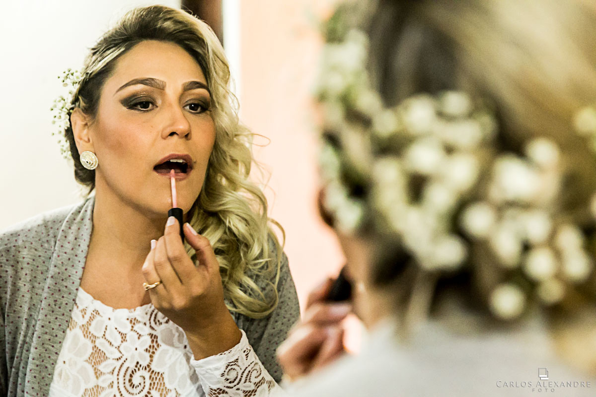 noiva passando o batom antes do casamento fotografo de casamento três corações mg carlos alexandre foto casamento em são thomé das letras sul de minas