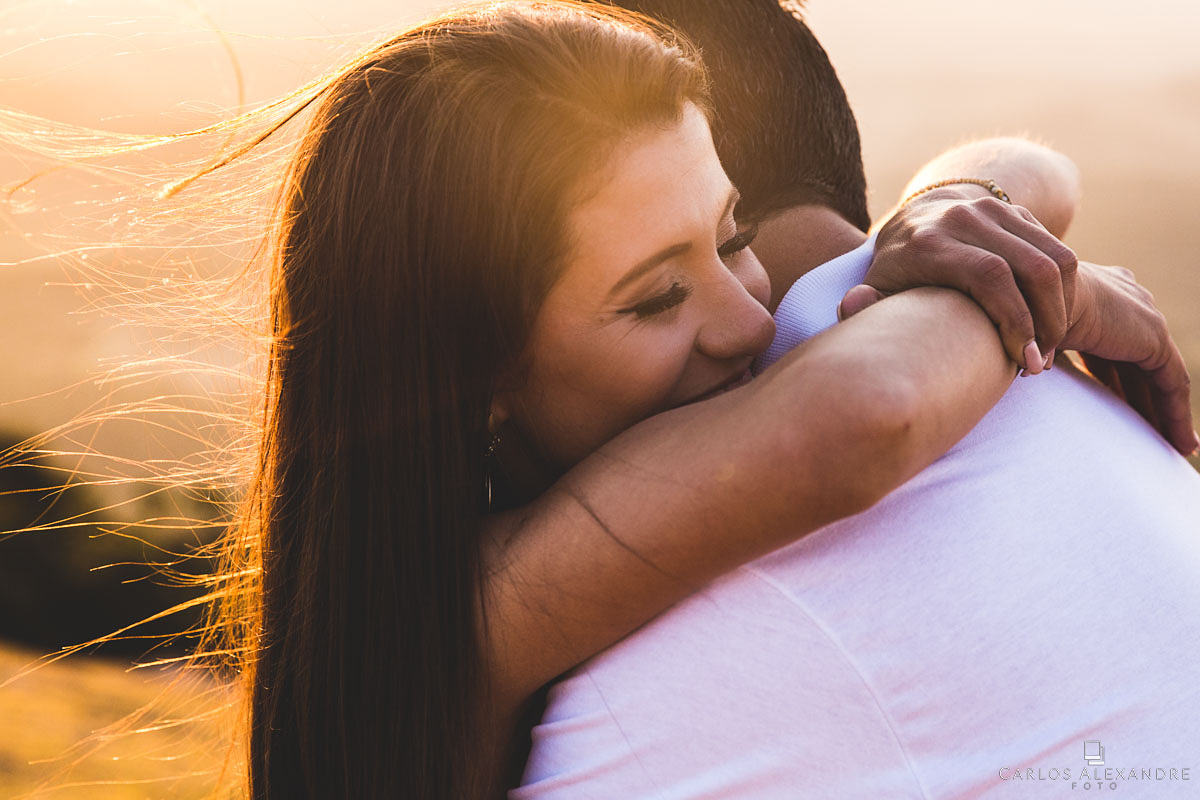 namorada apaixonada abraçando seu amor ensaio pré casamento fotografo carlos alexandre foto tres corações lambari