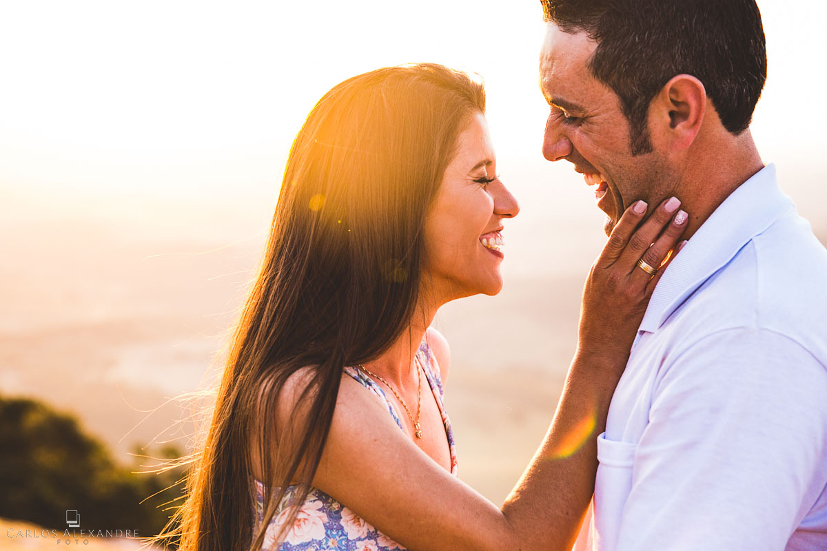 casal dando gargalhadas e se curtindo ensaio pré casamento fotografo carlos alexandre foto tres corações lambari