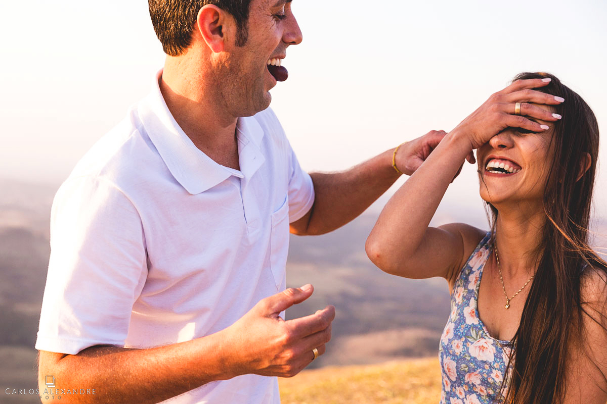 namorada rachando de rir do namorado ensaio pré casamento fotografo carlos alexandre foto tres corações lambari