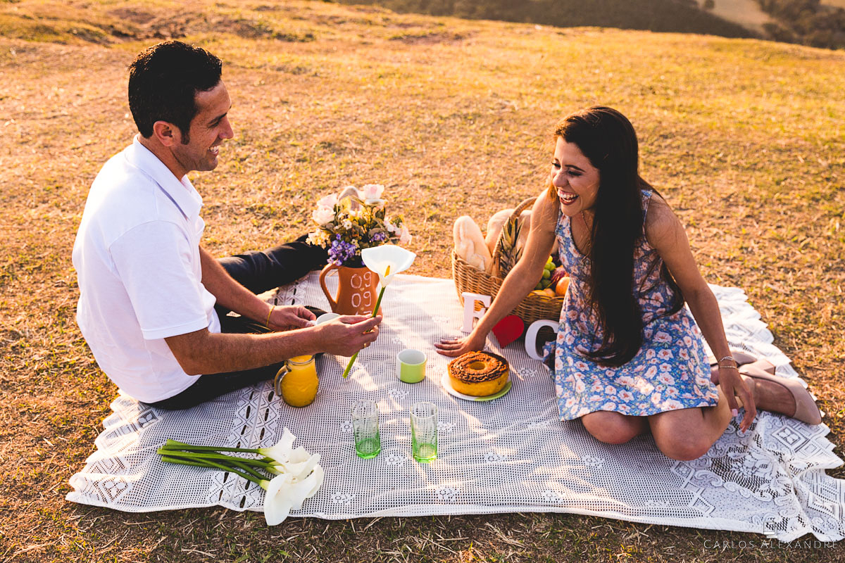 casal dando risadas no piquenique ensaio pré casamento fotografo carlos alexandre foto tres corações lambari