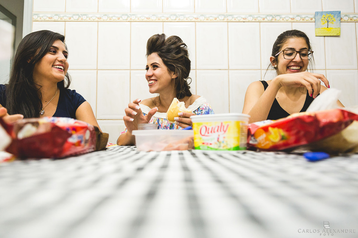 noiva tomando café com as madrinhas em seu making of casamento em lambari fotografado pelo fotografo de casamentos de três corações carlos alexandre foto