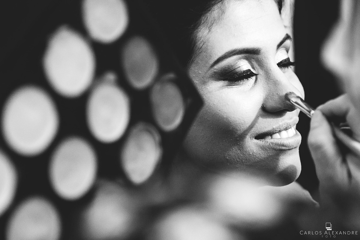iniciando a maquiagem na noiva casamento em lambari fotografado pelo fotografo de casamentos de três corações carlos alexandre foto