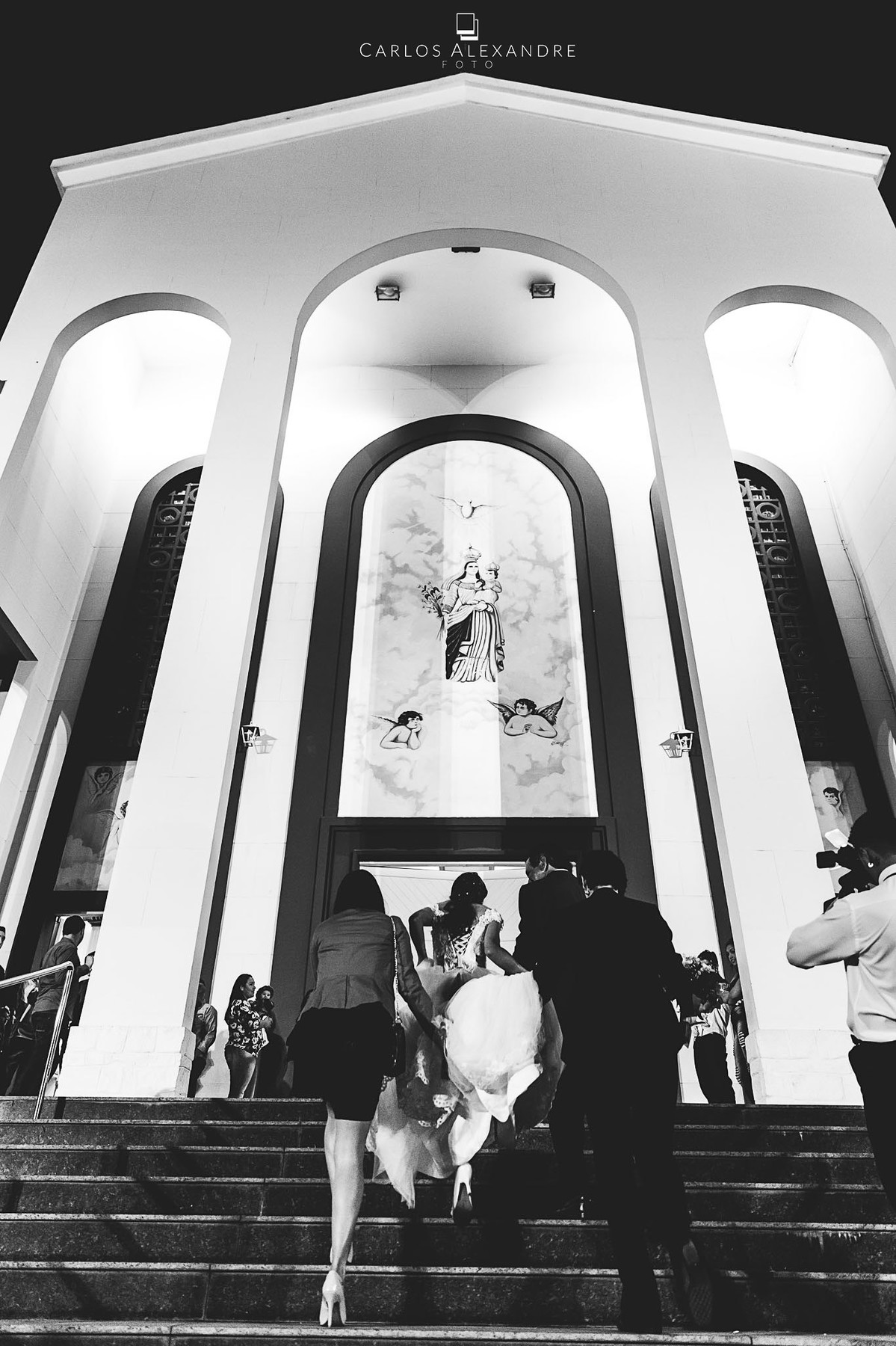 noiva subindo as escadas da igreja casamento em lambari fotografado pelo fotografo de casamentos de três corações carlos alexandre foto