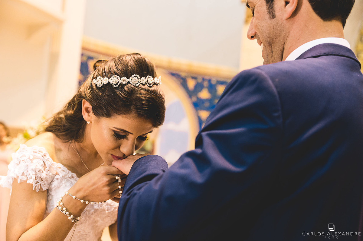 noiva beijando após colocar as alianças em seu noivo casamento em lambari fotografado pelo fotografo de casamentos de três corações carlos alexandre foto