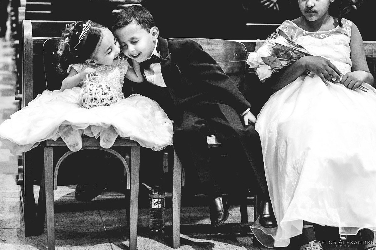 pajens brincando e se divertindo durante o casamento casamento em lambari fotografado pelo fotografo de casamentos de três corações carlos alexandre foto