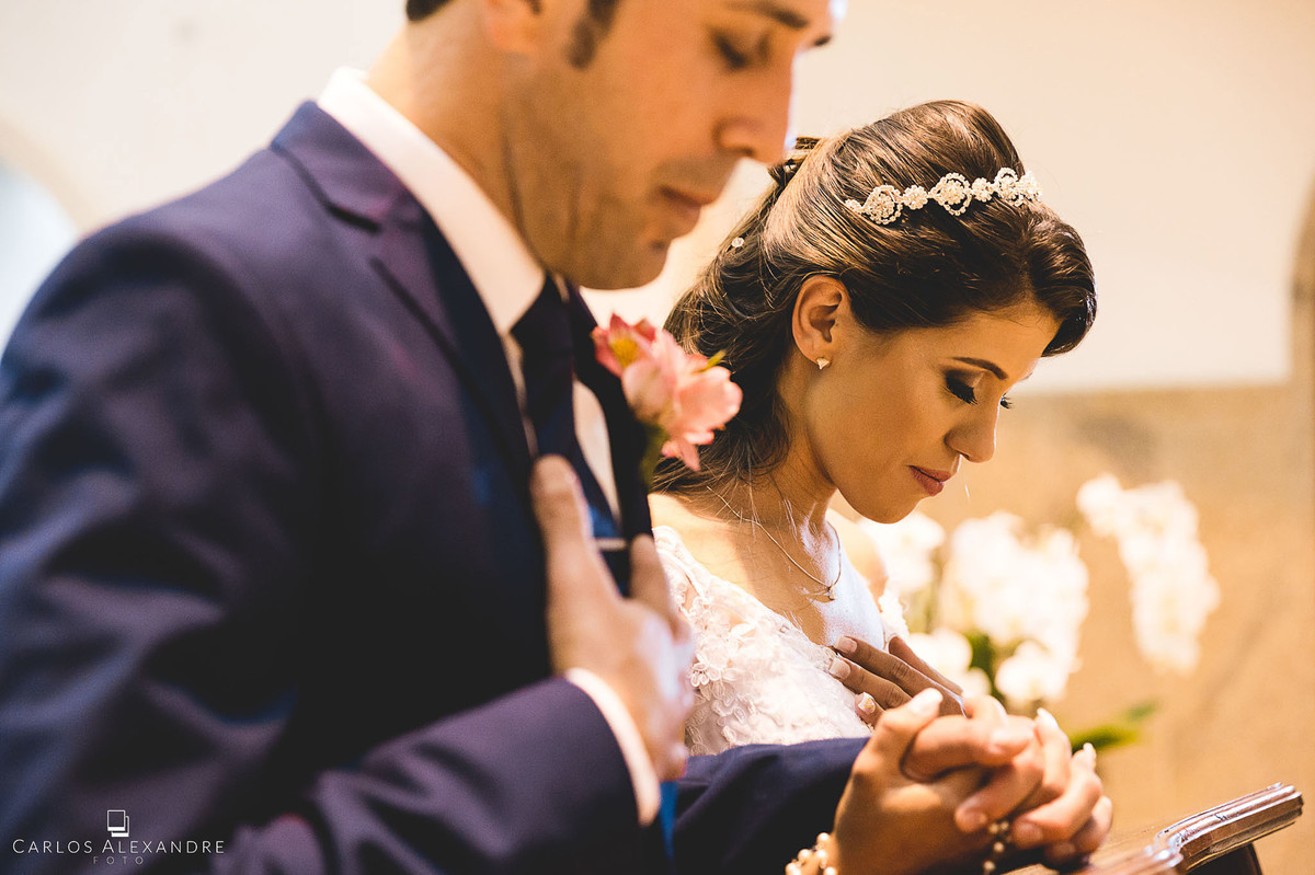 noivos orando e pedindo a benção casamento em lambari fotografado pelo fotografo de casamentos de três corações carlos alexandre foto