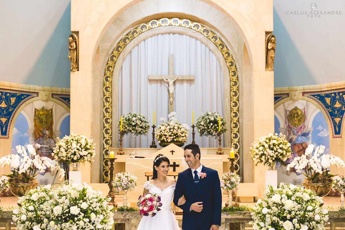 saída dos noivos sorridentes e contentes com o casamento casamento em lambari fotografado pelo fotografo de casamentos de três corações carlos alexandre foto