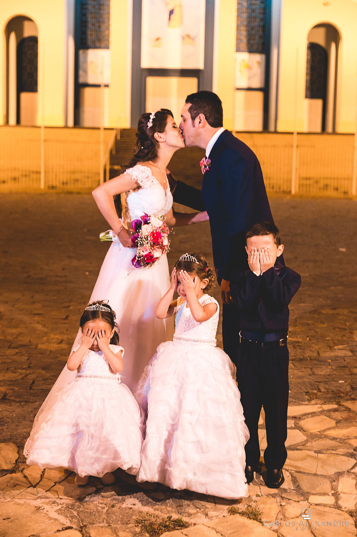 retrato com os pajens tampando o rosto casamento em lambari fotografado pelo fotografo de casamentos de três corações carlos alexandre foto