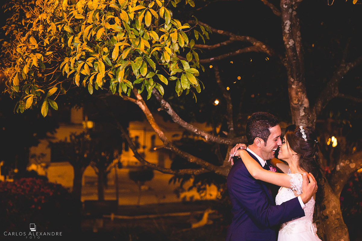 bonita foto do ensaio após o casamento com os noivos apaixonados casamento em lambari fotografado pelo fotografo de casamentos de três corações carlos alexandre foto