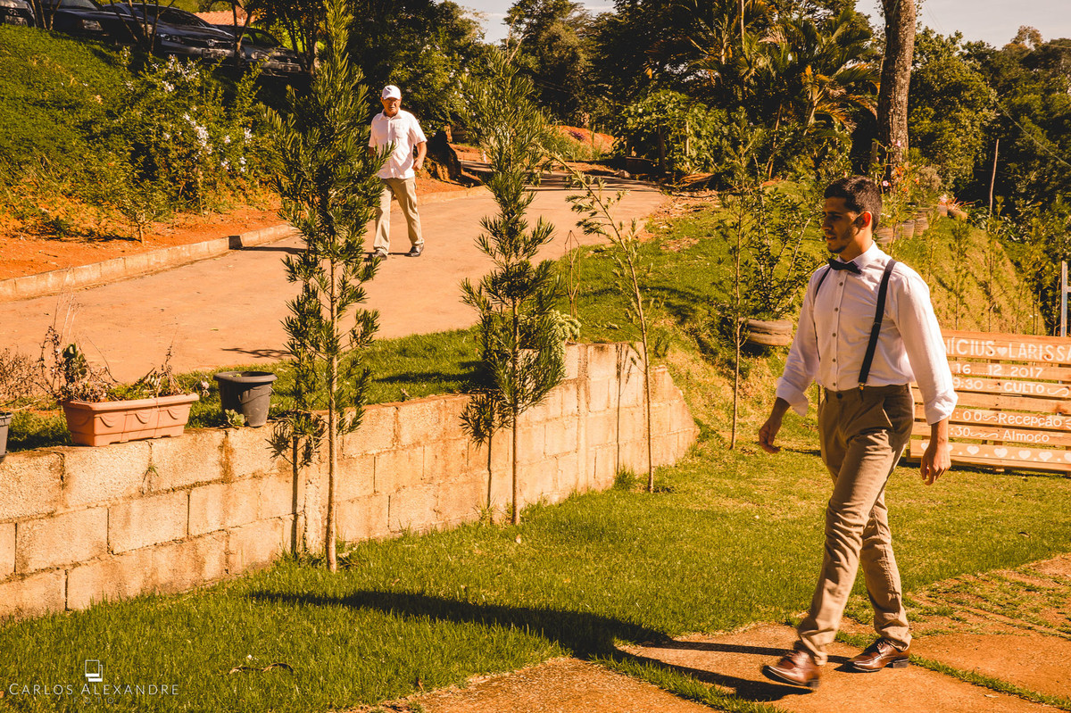pai e noivo se encontrando no caminho casamento ao ao livre em varginha fotografado por carlos alexandre foto fotografo de casamento em três corações
