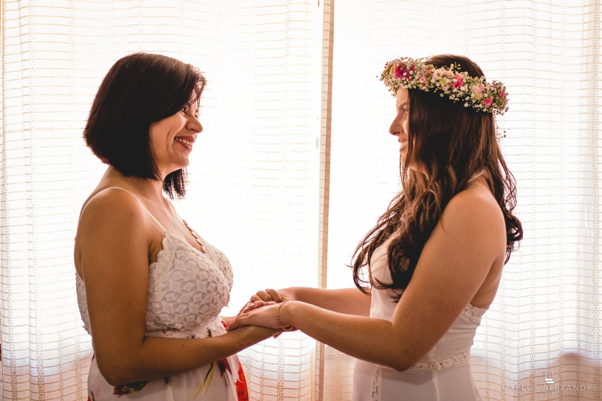 mãe e noiva trocando carinho casamento ao ao livre em varginha fotografado por carlos alexandre foto fotografo de casamento em três corações