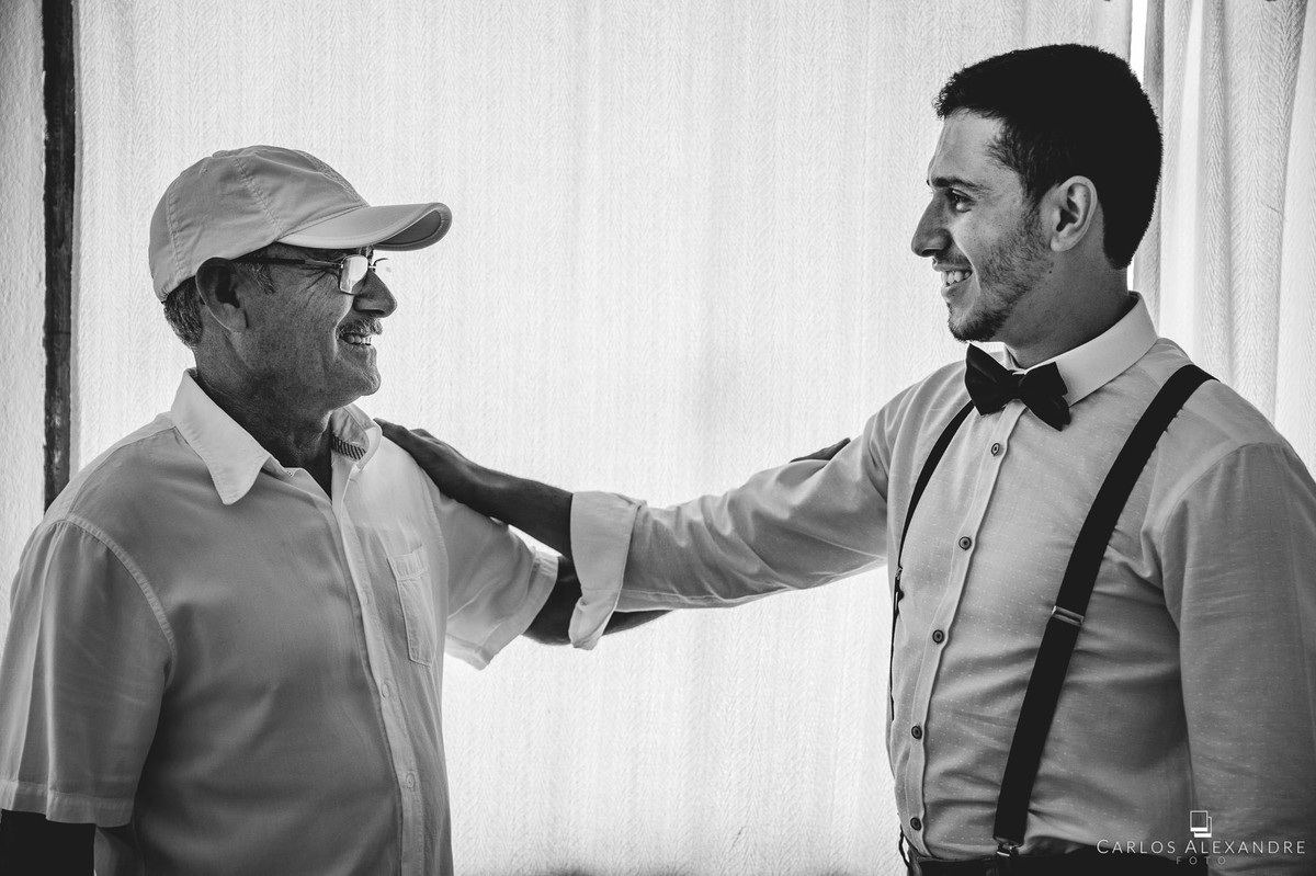 um abraço e cumprimento do pai ao seu filho que vai casar casamento ao ao livre em varginha fotografado por carlos alexandre foto fotografo de casamento em três corações