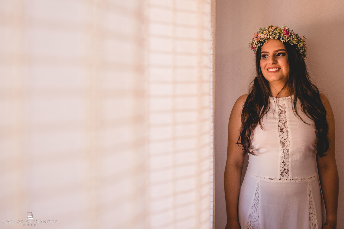 lindo retrato da noiva na janela antes do seu casamento ao ao livre em varginha fotografado por carlos alexandre foto fotografo de casamento em três corações