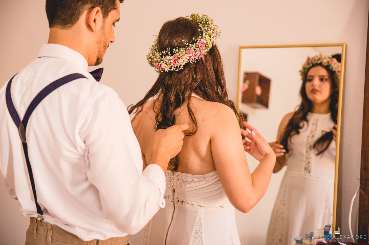 noivo e noiva se encontrando antes do casamento ao ao livre em varginha fotografado por carlos alexandre foto fotografo de casamento em três corações