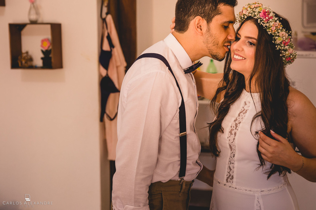 beijo do noivo em sua noiva antes do casamento casamento ao ao livre em varginha fotografado por carlos alexandre foto fotografo de casamento em três corações