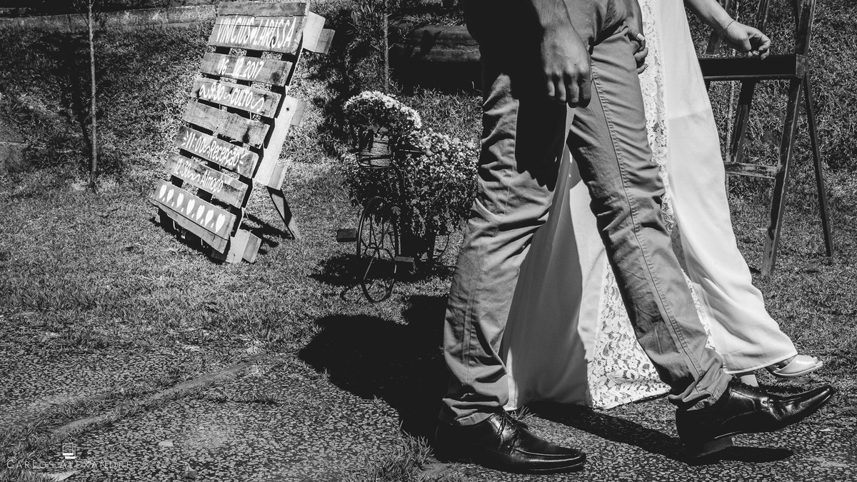 noivos se dirigindo ao altar casamento ao ao livre em varginha fotografado por carlos alexandre foto fotografo de casamento em três corações