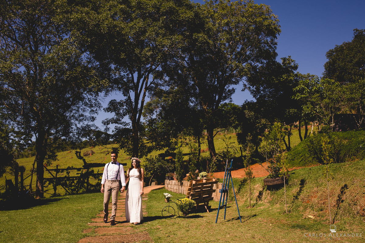 noivo e noiva caminhando em direção à sua família casamento ao ao livre em varginha fotografado por carlos alexandre foto fotografo de casamento em três corações