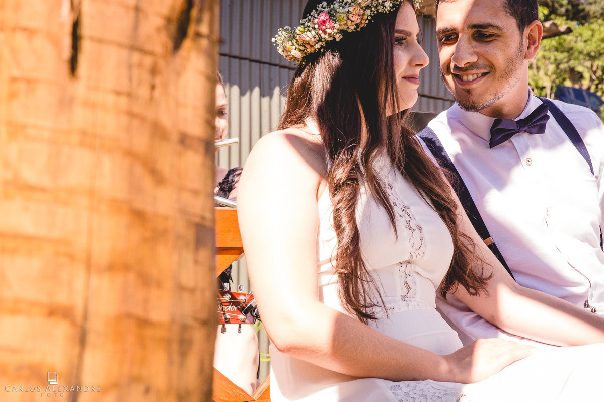 noivos se olhando no altar casamento ao ao livre em varginha fotografado por carlos alexandre foto fotografo de casamento em três corações