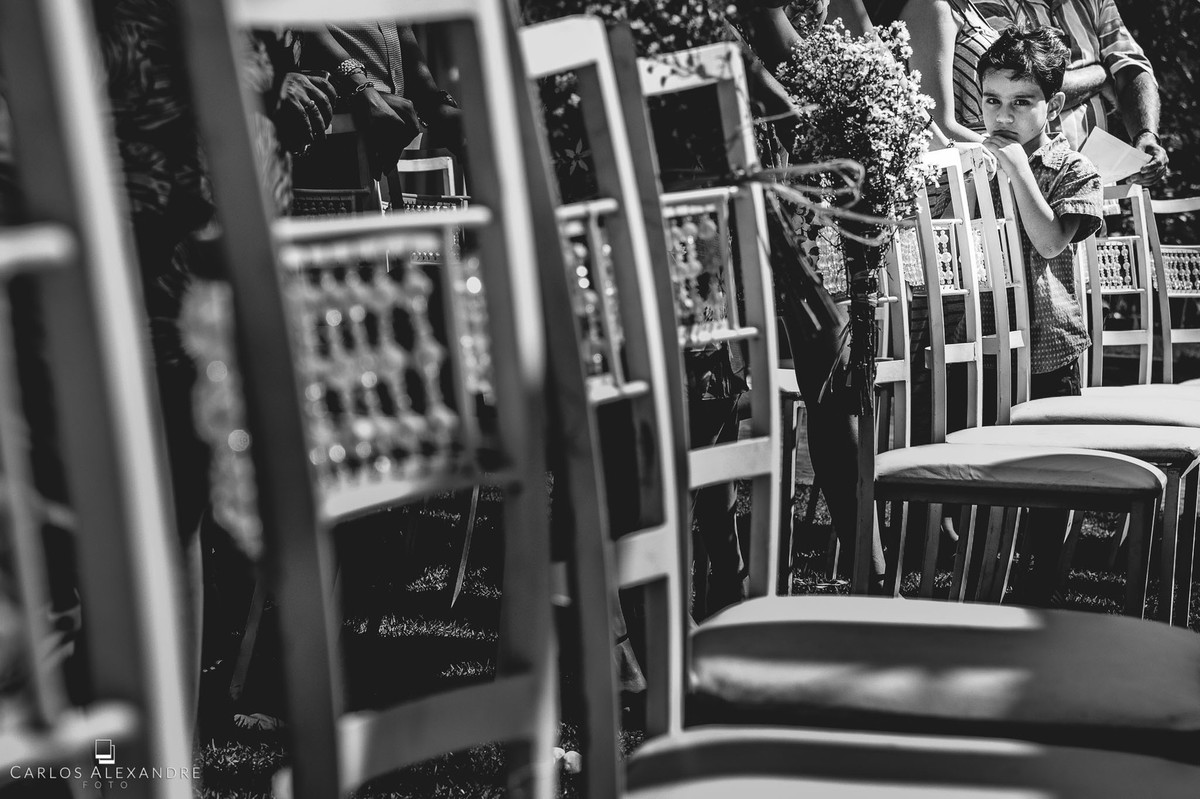 menino criança solitário no casamento ao ao livre em varginha fotografado por carlos alexandre foto fotografo de casamento em três corações