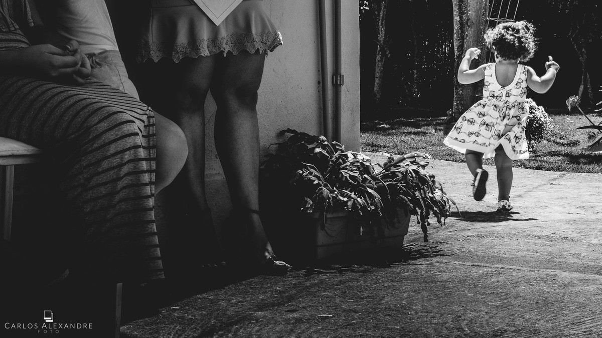 menininha correndo e brincando durante casamento ao ao livre em varginha fotografado por carlos alexandre foto fotografo de casamento em três corações