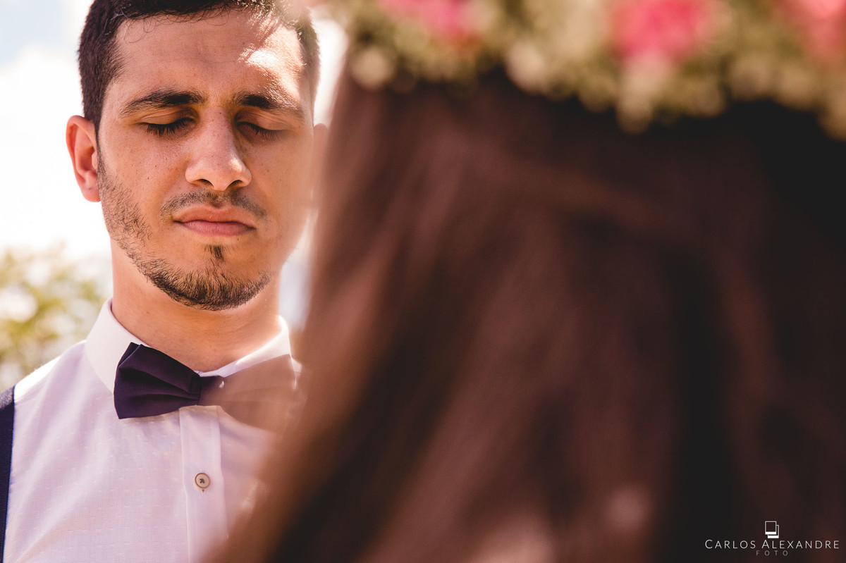 noivo orando concentrado casamento ao ao livre em varginha fotografado por carlos alexandre foto fotografo de casamento em três corações