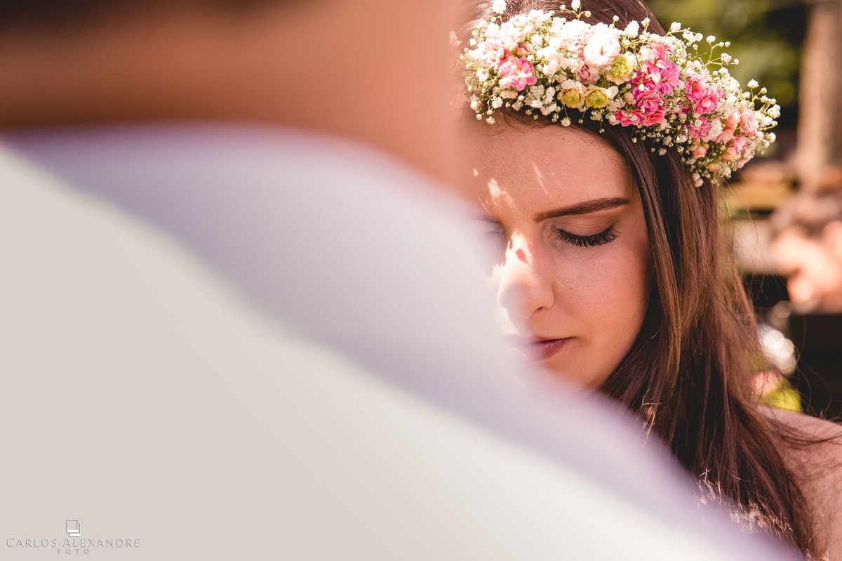 linda noiva orando e emocionada casamento ao ao livre em varginha fotografado por carlos alexandre foto fotografo de casamento em três corações