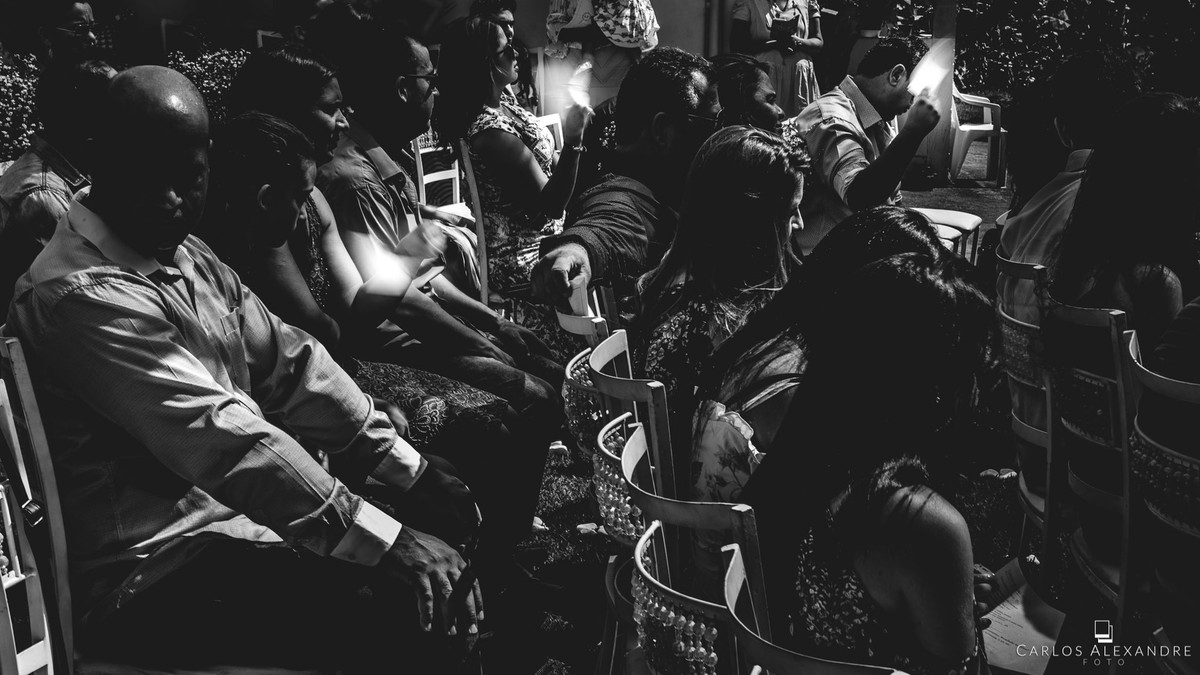convidados abanando sol muito forte casamento ao ao livre em varginha fotografado por carlos alexandre foto fotografo de casamento em três corações