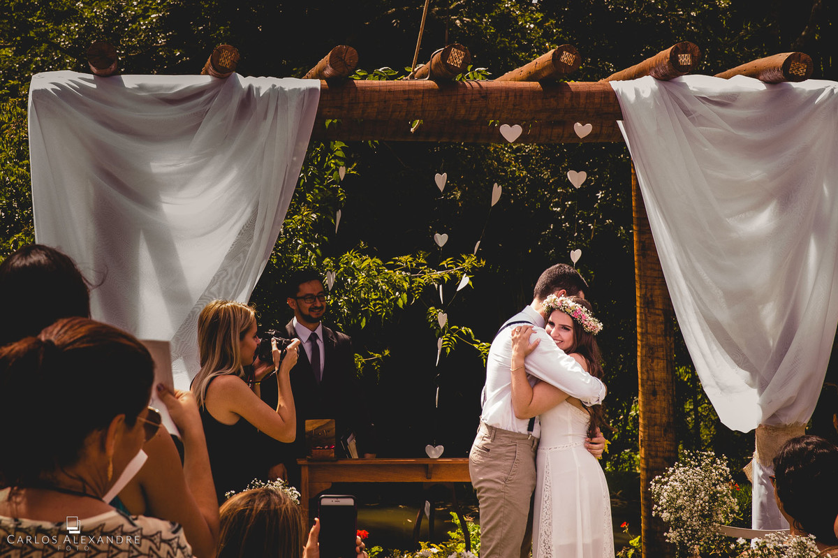 noivos se abraçando antes do beijo casamento ao ao livre em varginha fotografado por carlos alexandre foto fotografo de casamento em três corações