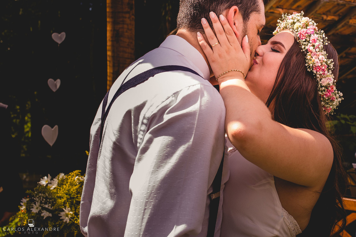 beijo apaixonado do casal após casamento ao ao livre em varginha fotografado por carlos alexandre foto fotografo de casamento em três corações