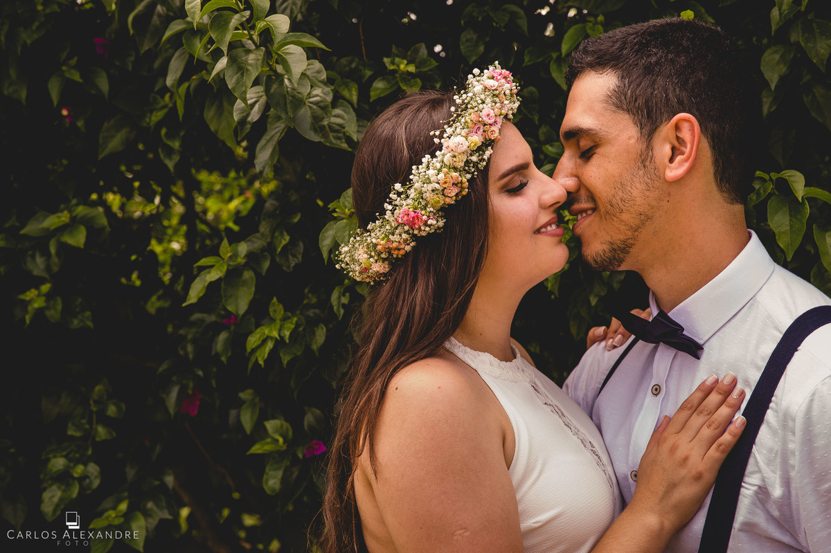 quase beijo dos noivos após casamento ao ao livre em varginha fotografado por carlos alexandre foto fotografo de casamento em três corações
