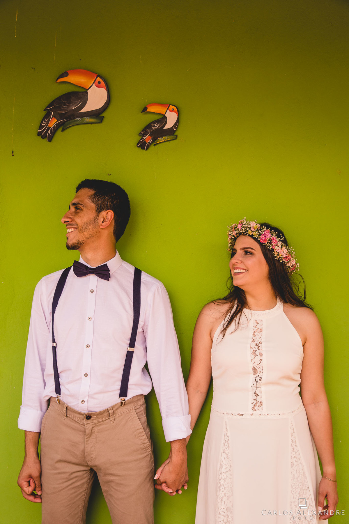 linda foto do casal com parede verde e tucanos casamento ao ao livre em varginha fotografado por carlos alexandre foto fotografo de casamento em três corações