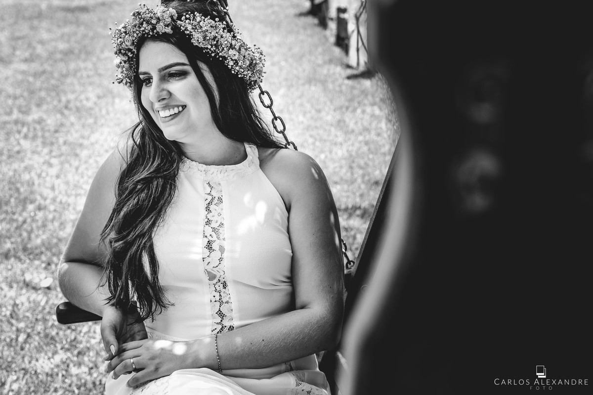 noiva sorrindo no balanço preto e branco casamento ao ao livre em varginha fotografado por carlos alexandre foto fotografo de casamento em três corações